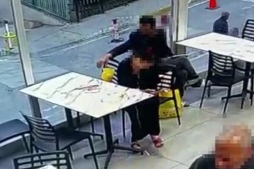 Bağcılar’da hastanenin kafeteryasında oturan kadının cüzdanını çalan şahıs kamerada
