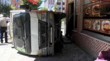 Bağcılar'da kamyonet kafenin önünde devrildi!