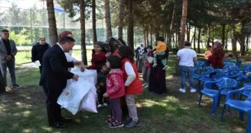 Bağlar Belediyesi bayram öncesi ihtiyaç sahibi vatandaşlara giysi desteğinde bulundu