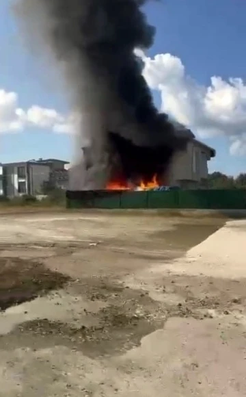 Bahçede çıkan yangın eve sıçradı, itfaiye seferber oldu
