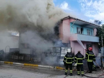 Bahçede çıkan yangın iki katlı eve sıçradı
