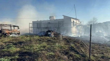 Bahçede çıkan yangın itfaiyenin hızlı müdahalesiyle eve sıçramadan söndürüldü
