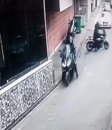 Bahçelievler’de motosiklet hırsızları kamerada
