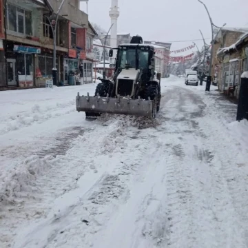 Bahçesaray Belediyesi ekiplerinin kar mesaisi
