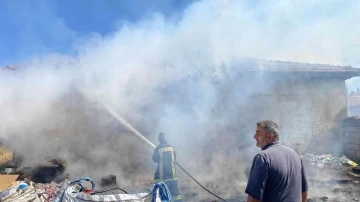 Bahçeye istiflenen atık malzemeler müstakil evi yaktı
