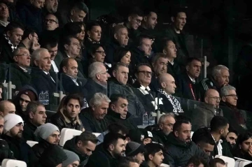 Bakan Bak, Beşiktaş - Fenerbahçe derbisini takip ediyor
