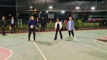 Bakan Çavuşoğlu, basın mensuplarıyla voleybol oynadı
