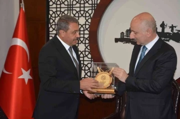 Bakan Karaismailoğlu, Balıkesir’de büyükşehir belediyesi ve valiliği ziyaret etti
