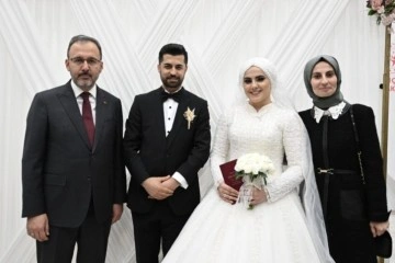 Bakan Kasapoğlu depremzede çiftin nikah şahidi oldu