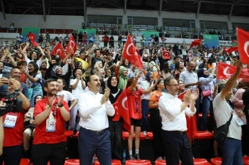 Bakan Kasapoğlu ve Başkan Altay, Voleybol Milli Takımı’nın sevincine ortak oldu
