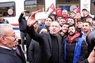 Bakan Kasapoğlu, Yozgat’ta mola verip gençlerle bir araya geldi
