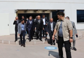 Bakan Kirişci helikopter kazasında yaralanan personeli ziyaret etti
