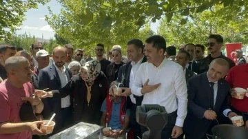 Bakan Kurum, cuma sonrası vatandaşlara aşure ikram etti
