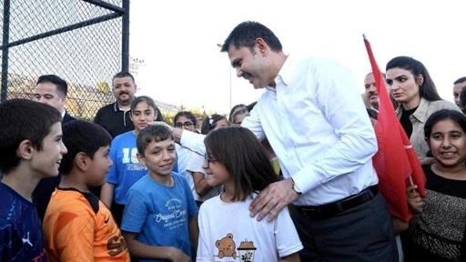 Bakan Kurum, halı saha sözünü tuttuğu çocuklarla futbol oynadı