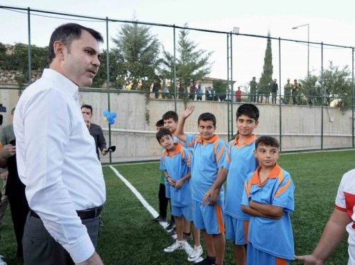 Bakan Kurum, halı saha sözünü yerine getirdiği çocuklarla futbol oynadı