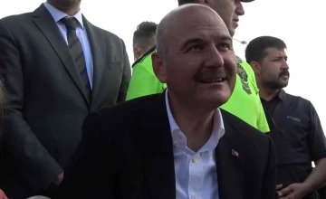 Bakan Soylu, &quot;trafik tayfa&quot; aracında çocuklarla çizgi film izledi
