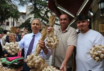 Bakan Yerlikaya, Kastamonu’da pastırma tattı, vatandaşlara çekme helva ikram etti
