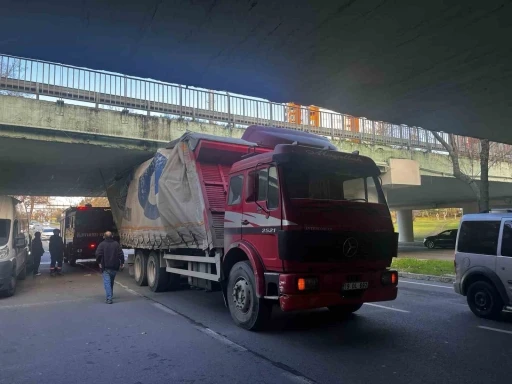 Bakırköy’de alt geçitten geçmeye çalışan kamyon sıkıştı
