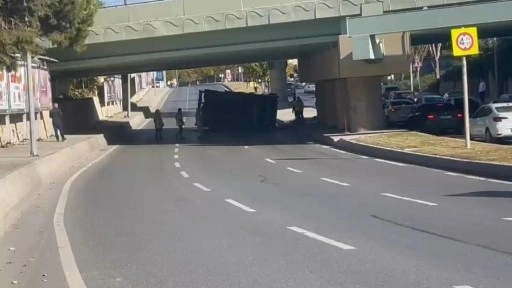 Bakırköy'de sabıkalı geçitte yine kaza: İSKi'ye ait vinç çarptı