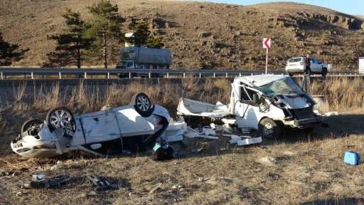 Balık yüklü kamyonet kaza yaptı, otoyol balık pazarına döndü
