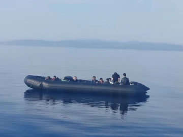 Balıkesir açıklarında 9 u çocuk 22 düzensiz göçmen kurtarıldı
