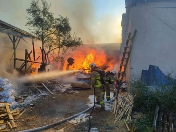 Balıkesir’de bıçkı atölyesi alevlere teslim oldu
