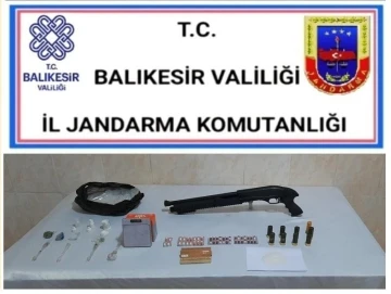 Balıkesir’de jandarmadan uyuşturucu ve tütün operasyonu
