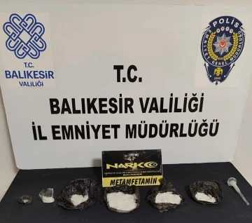 Balıkesir’de polis ekipleri bir araçta uyuşturucu madde ele geçirdi
