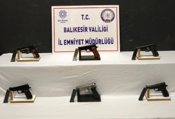 Balıkesir’de Rize’den gelen yolcu otobüsünden 6 adet ruhsatsız tabanca ele geçirildi
