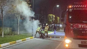 Balıkesir’de yanan motoru itfaiye ekipleri söndürdü
