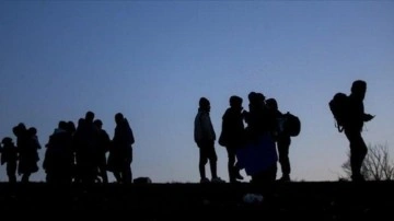 Balıkesir'de 16 düzensiz göçmenle 8 insan kaçakçısı yakalandı