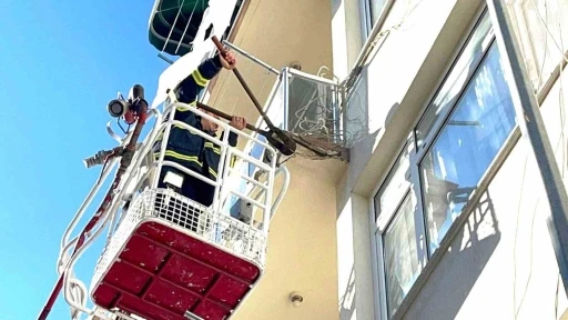 Balkondan kopan beton parçası tehlike yaşattı
