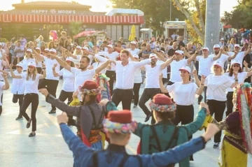 Bandırma Cumhuriyet Meydanı’nda harmandalı gösterisi
