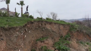 Bandırma’da seyir terasında toprak kayması
