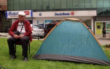 Banka önüne çadır kurdu, gece gündüz eylem nöbetinde
