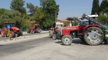 Bankanın taşınma kararına tepki gösteren çiftçiler traktörlerle yol kapattı
