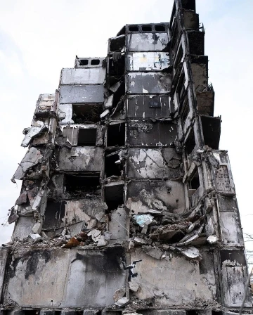 Banksy’den Ukrayna’da yıkılan binanın enkazına anlamlı dokunuş
