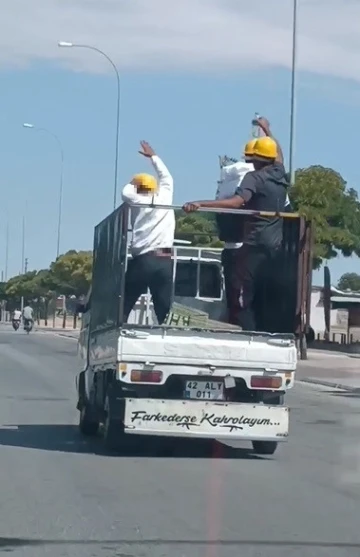 Baretli işçilerin kamyonet kasasında oynaması kamerada
