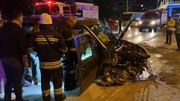 Bariyere çarpan araçta sıkışan 2 kişi itfaiye ekipleri tarafından kurtarıldı
