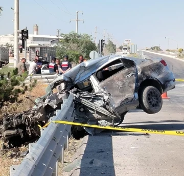 Bariyere saplanan otomobil hurdaya döndü: 1 ölü
