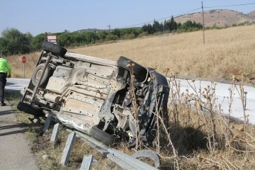 Bariyerlere çarpan araç yan döndü: 4 yaralı
