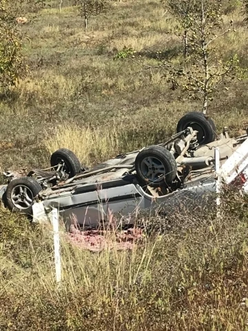 Bariyerlere çarpan otomobil takla attı: 1 ölü, 1 yaralı
