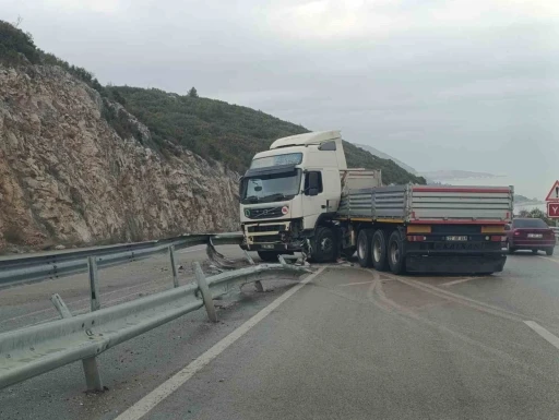 Bariyerlere çarpan tır makaslayarak trafiğin aksamasına neden oldu
