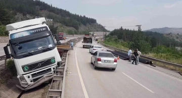 Bariyerleri kırıp refüje giren tırdaki yola savrulan demirlerin çarptığı araçtakiler ölümden döndü
