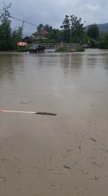 Bartın’da dereler taştı, karayolları ulaşıma kapandı
