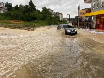 Bartın’da sağanak yeniden etkili oluyor, esnaf çuvallarla önlem almaya çalıştı
