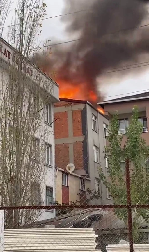 Başakşehir Altınşehir Mahallesi’ndeki 4 katlı binanın çatı katında yangın çıktı. Olay yerine çok sayıda itfaiye ekibi sevk edildi.
