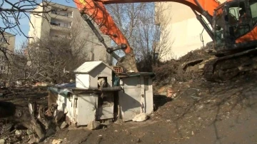 Başakşehir’de tespiti yapılan son metruk binanın yıkımı  yapıldı
