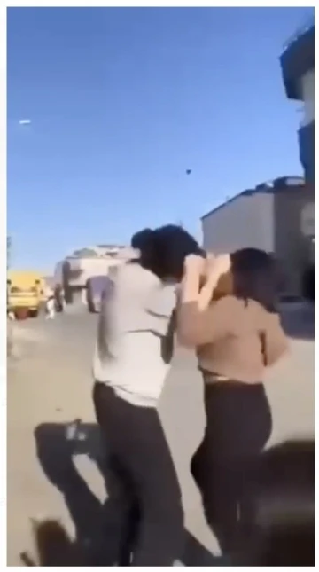 Başakşehir’de utandıran görüntü: Genç kızlar sokak ortasında saç saça kavga etti
