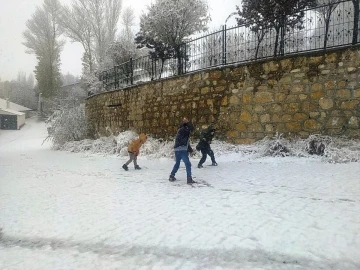 Başkale’de kar en çok çocukları sevindirdi
